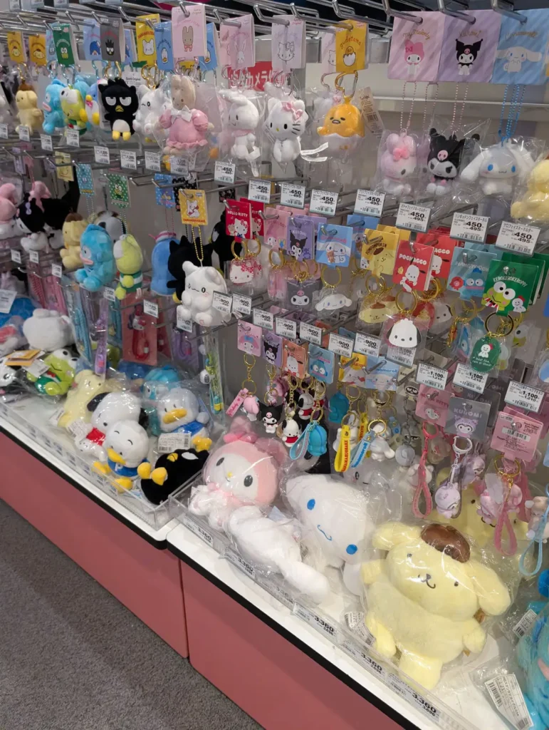 イオンのサンリオグッズ売り場｜シナモロール・ポムポムプリンのぬいぐるみとキーチェーンが並ぶファンシーコーナー（2026年4月撮影）