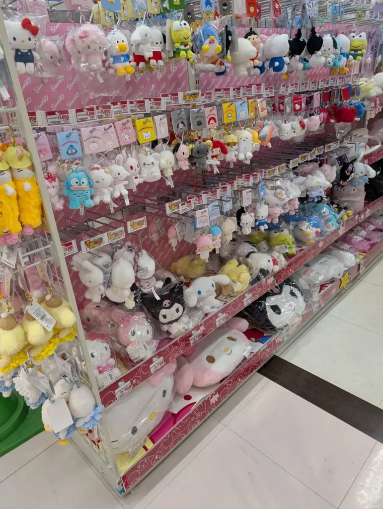 ドン・キホーテのSanrioコーナー｜シナモロールを含むぬいぐるみ・マスコットが天井まで並ぶ売り場（2026年4月撮影）