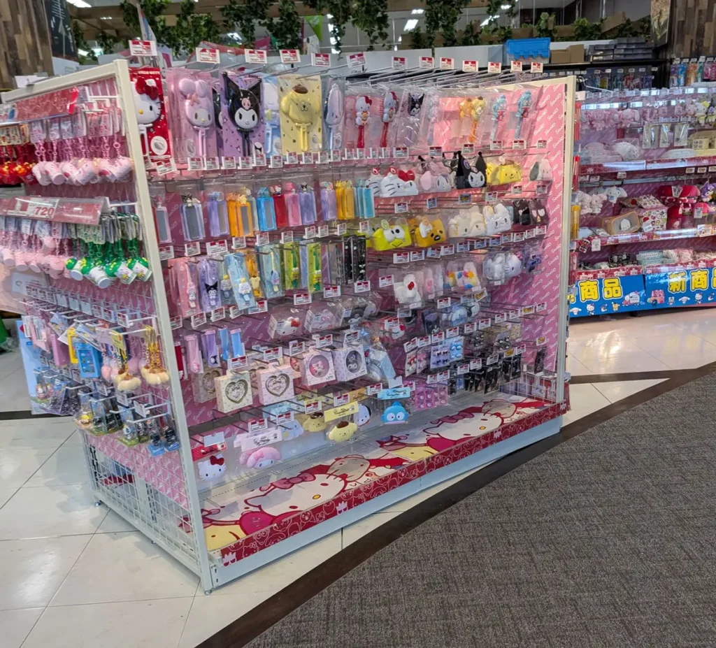 alt="サンリオグッズの売り場（実店舗の陳列棚の様子）"
