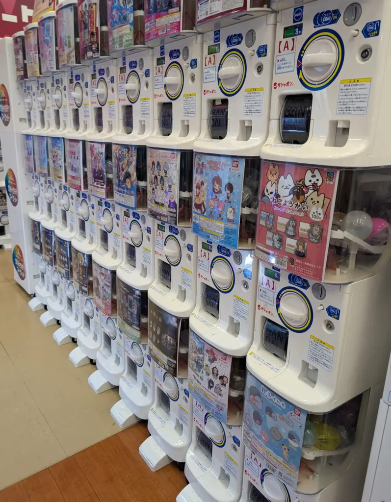 ガチャガチャマーケットの店内。ガシャポン台がびっしりと壁一面に並んでいる様子