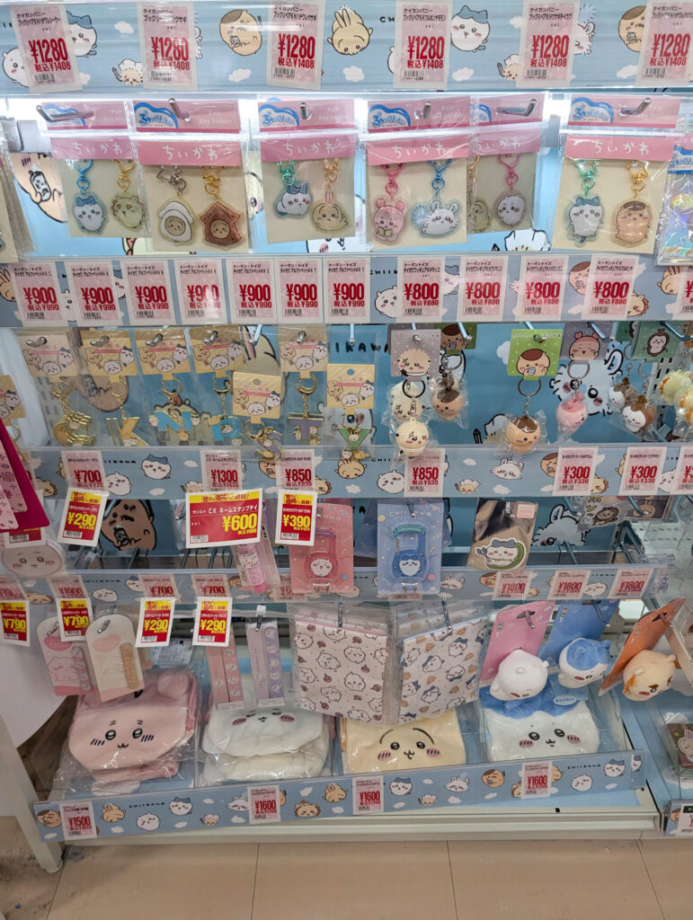 ちいかわグッズ売り場の様子|アピタ店舗(雑貨・キーホルダー・キャラクター商品が並ぶ)