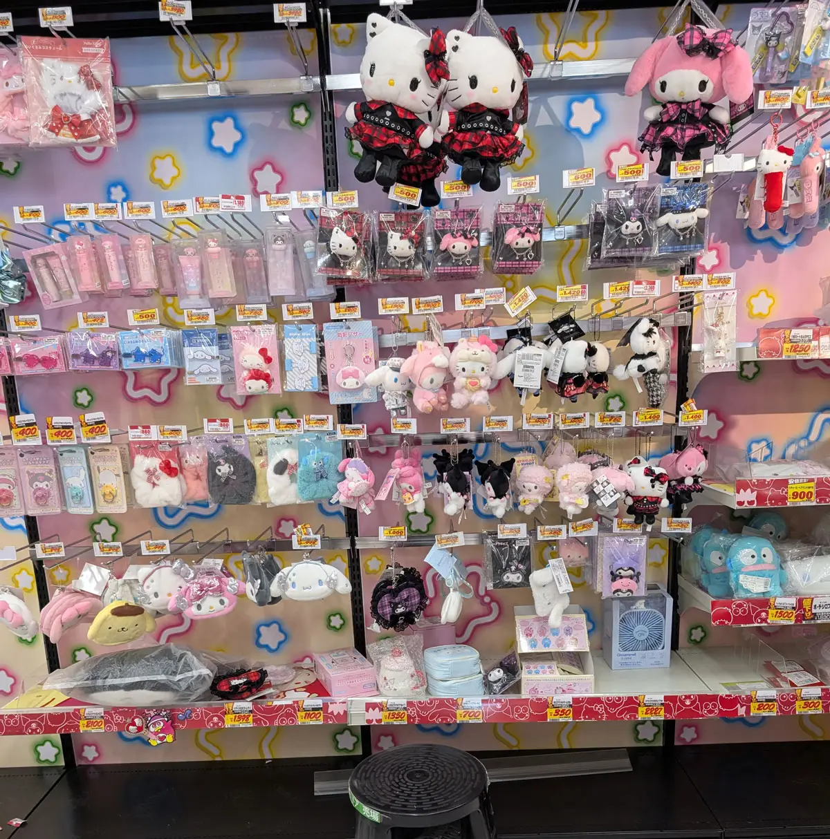 ドンキのサンリオ売り場・ぬいぐるみやバッグが並ぶ棚